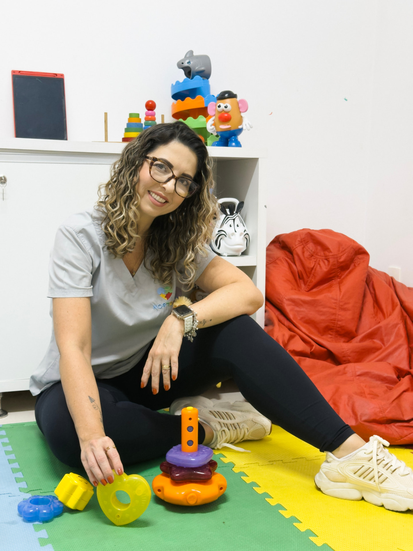 Profissional em sessão de brincar estruturado com brinquedos de encaixe